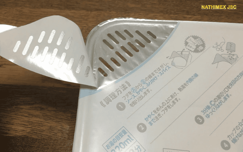Các hộp mì ăn liền tại Nhật Bản có thiết kế phần đục lỗ trên nắp giúp lọc nước dễ dàng mà không cần thêm bất kỳ dụng cụ hỗ trợ.